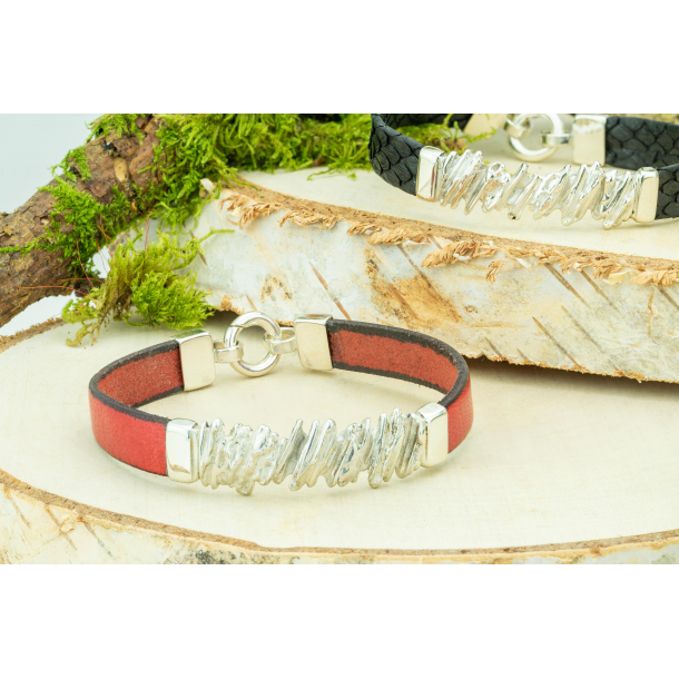 The Crimson Straw - Bracelet with Red Leatherband. 