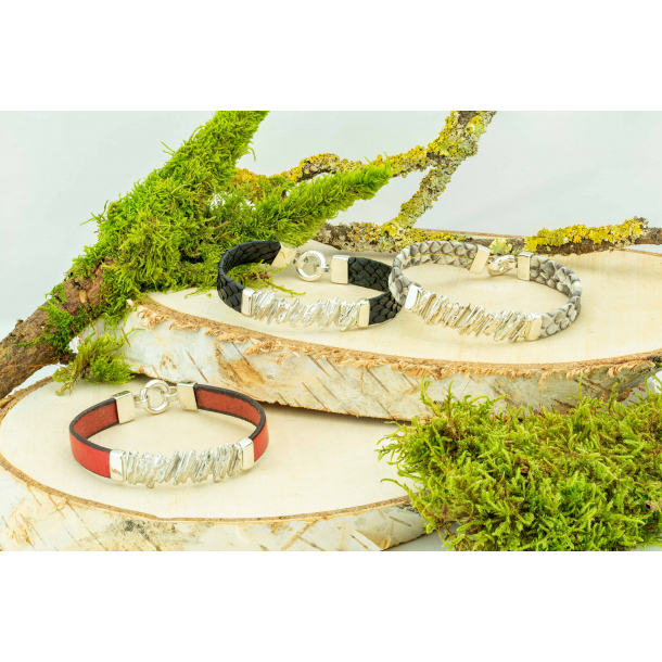 The Crimson Straw - Bracelet with Red Leatherband. 